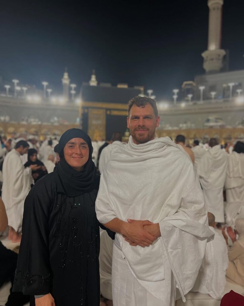 أنس جابر تنشر فيديو مؤثر أثناء أداء مناسك العمرة برفقة زوجها